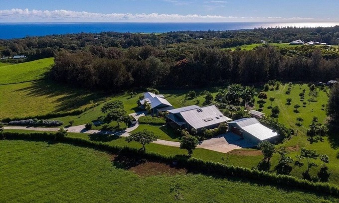 Kapaau Otro | Relaxing 4-Bedroom Farmhouse Retreat on Working Farm