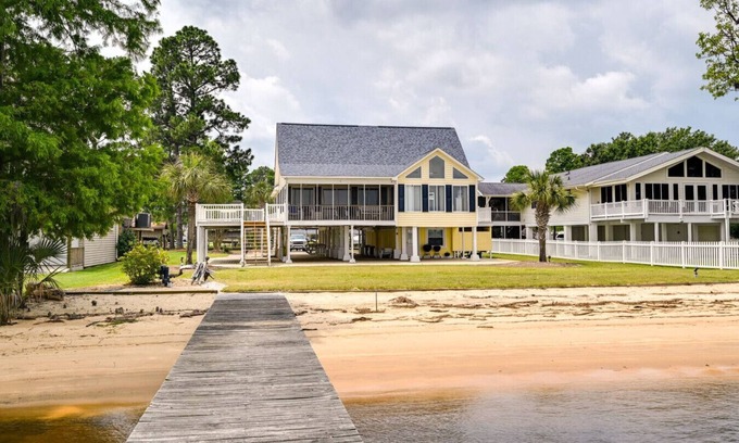 Chocowinity Casa | Relaxing 4 BR River Getaway w/ Boat Dock!