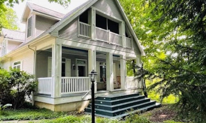 Buchanan Casa | Relaxing 4-BR w/ hot-tub, marsh, nature trail; wineries