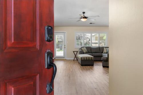 Greenacres Casa | Relaxing 4BR 2BA Sleeps 8 Family Friendly