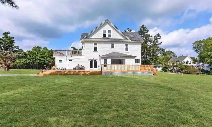 Berlin Casa | Relaxing 5 bd home with 1 bd Apartment on 2.5 acres near MD beaches
