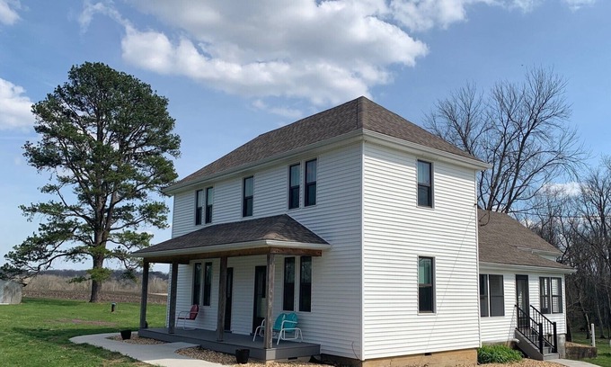 Hermann Otro | Relaxing and cozy farmhouse a few miles from the town of Hermann!