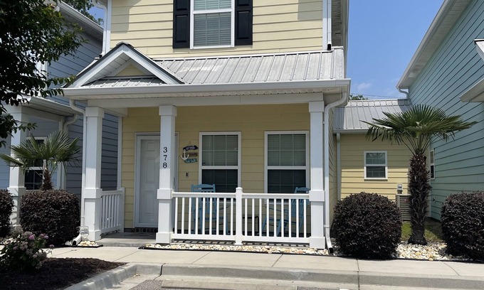 Myrtle Beach Cabaña | Relaxing and Cozy Cottage, only a block from the beach!