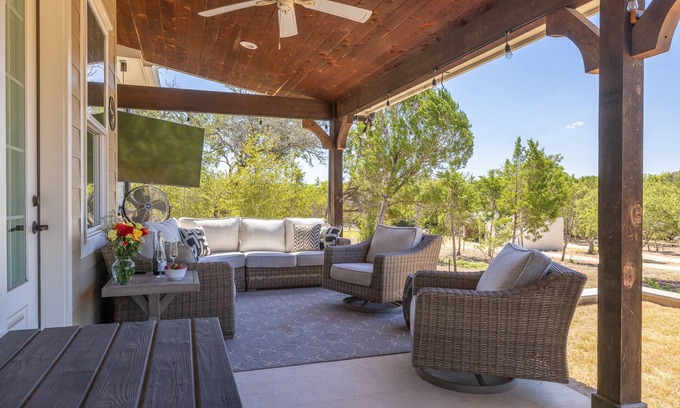 Austin Casa | Relaxing Austin Stay | Charming House on 5 Quiet Acres