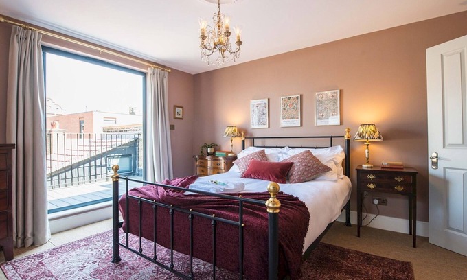 Munster Apartamento | Relaxing Balcony Getaway in Fulham & Hammersmith | Pass The Keys