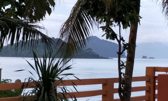 Calapan Condominio | Relajante condominio junto a la playa con vistas a la montaña y la isla.