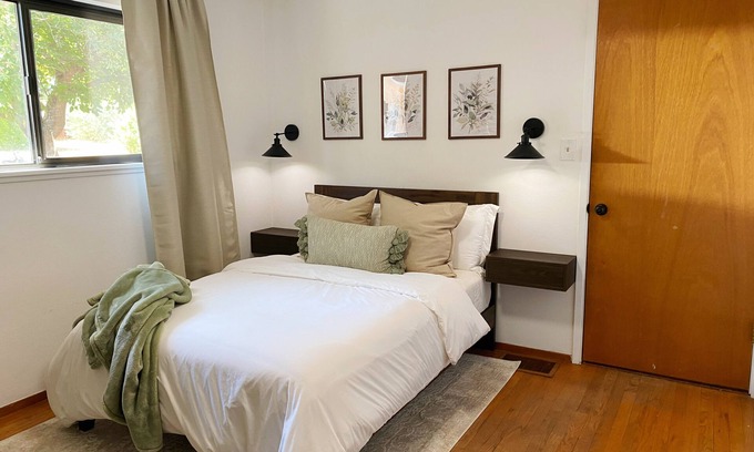 Redding Casa | Relaxing Bedroom & Bathroom in Safe Neighborhood