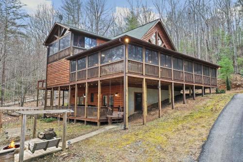 Blue Ridge Chalet De Esquí | Relaxing Cabin near Bear Claw Vineyard, Hot Tub, Game Room, Pet Friendly, sleeps10