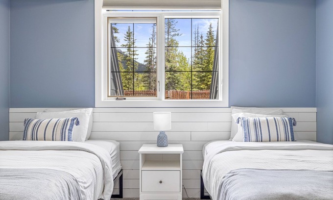 Canmore Cabina | Relaxing Chalet - Heated Pool & Hot Tub - Pet Friendly
