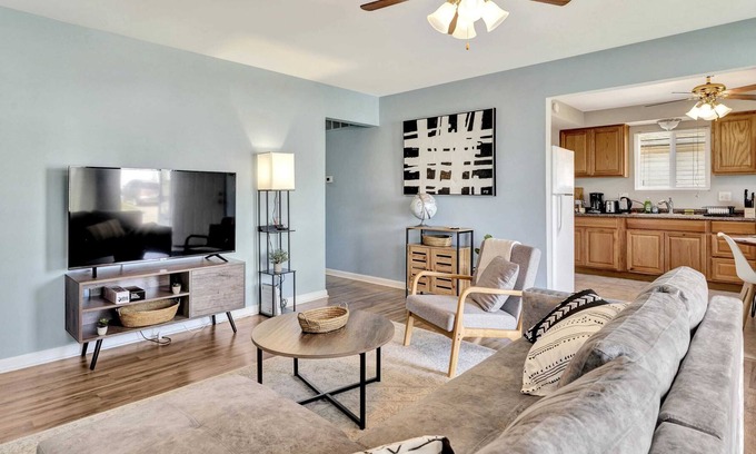 Hazel Park Casa | Relaxing & Charming Home in Hazel Park w/ Backyard