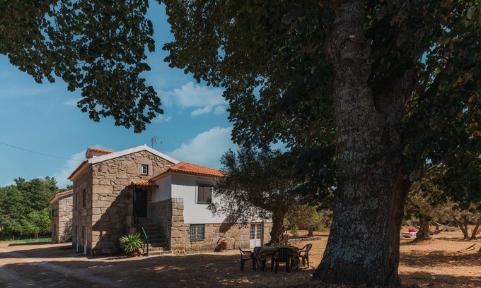 Vila Ruiva Cabaña | Relaxing Cottage Getaway in Spacious Farmland