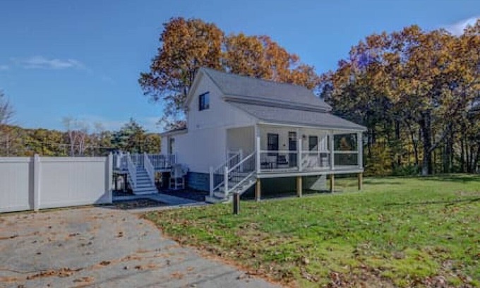 Wells Cabina | Relaxing Coastal Escape Near Beaches with Hot Tub