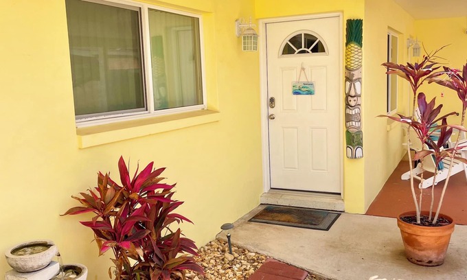 Cocoa Beach Casa | Relaxing Cottage blocks to Downtown, Beach, & River~Kayaks & bikes are provided!