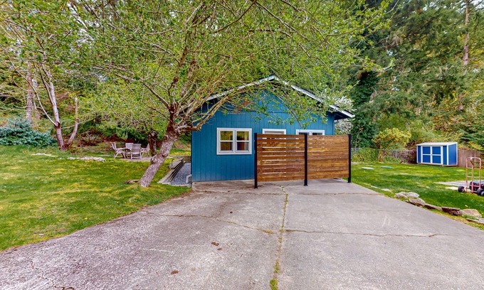 Clinton Cabaña | Relaxing cottage with fishing gear, fireplace, gas grill, patio, & kitchenette