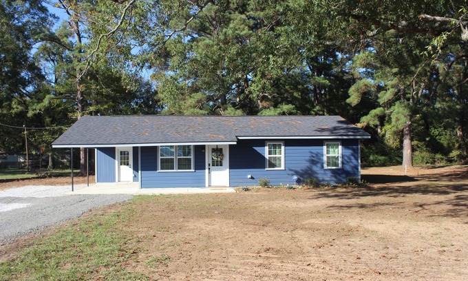 Oil City Casa | Relaxing country home 2 minutes from Caddo Lake!!! Pet Friendly!