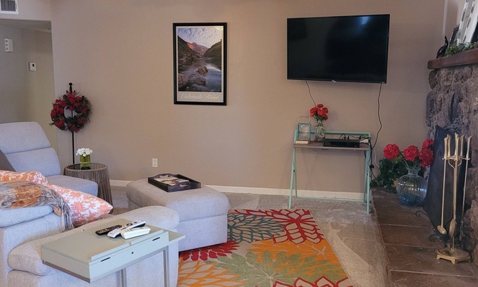 Peoria Casa | Relajante casa de estilo rústico con amplio patio trasero en un vecindario tranquilo.