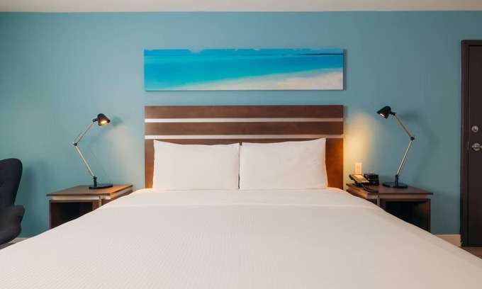 Harbor Hotel | Relaxing Couple Retreat Close to The Queen Mary | Hotel w/ Heated Pool