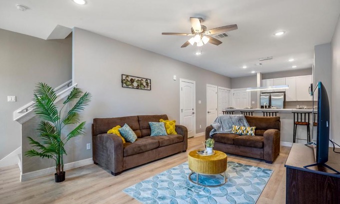 North Houston Casa | Relaxing Cozy Getaway in Gated Community near Greater Heights