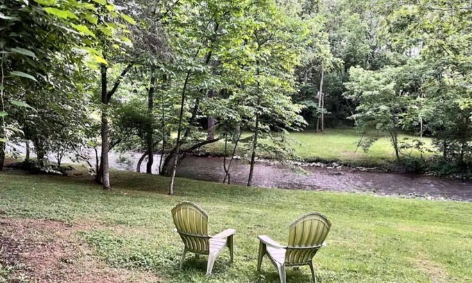 Bristol Cabina | Relaxing Creekside Retreat - Firepit, Outdoor Dining, Creek View, Sleeps 4