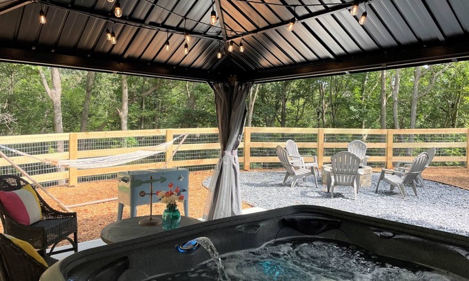 Dahlonega Casa | Relaxing Dahlonega Cottage with Hot Tub