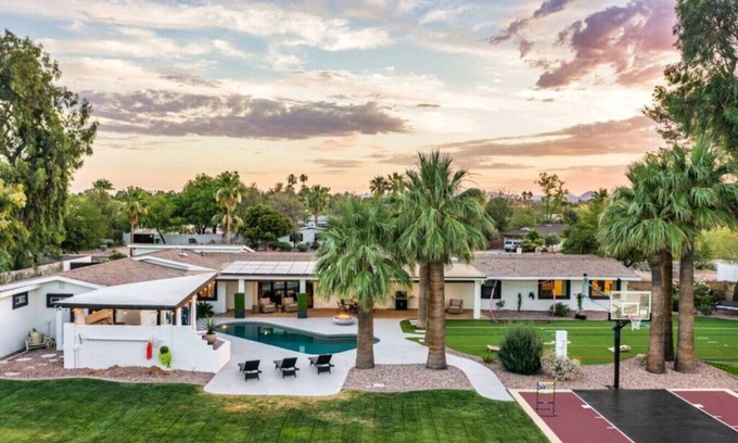 Paradise Valley Village Villa | Ultimate Golfer’s Oasis~Mini Putting Green, Pool
