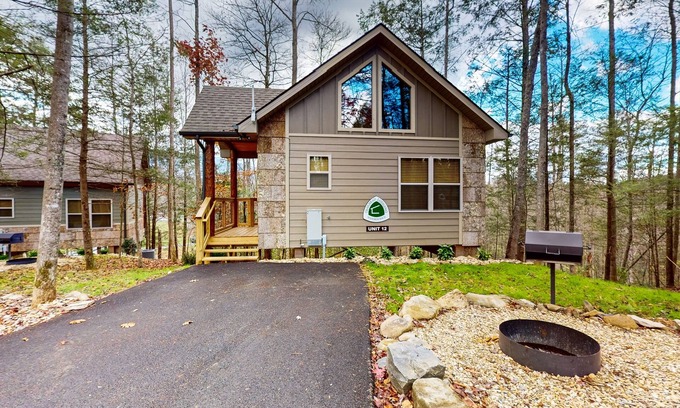 Rocky Grove Cabina | Relaxing dog friendly studio w/ free attraction tickets, fire pit, grill, Wi-Fi