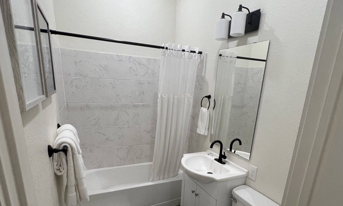Jonesboro Apartamento | Relaxing downtown loft with patio and gated parking