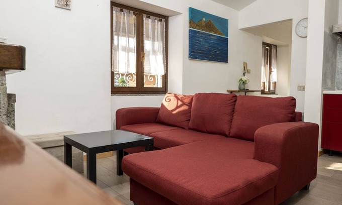 Dormelletto Apartamento | Relaxing dwelling overlooking Lake Maggiore in the historic center of Dormelletto