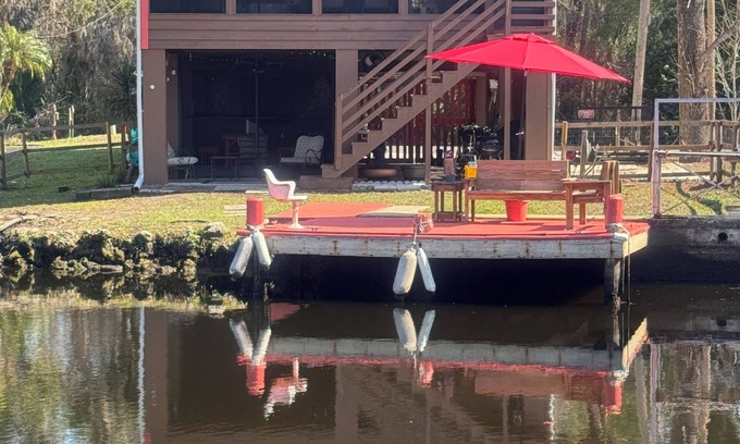 Homosassa Casa | Relaxing Escape-Charming 2-bedroom house in Homosassa on the water with WiFi