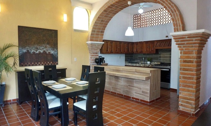 Lázaro Cárdenas Apartamento | Relaxing Escape in a Local Neighborhood w/ Rooftop –Near Zona Romantica & Beach