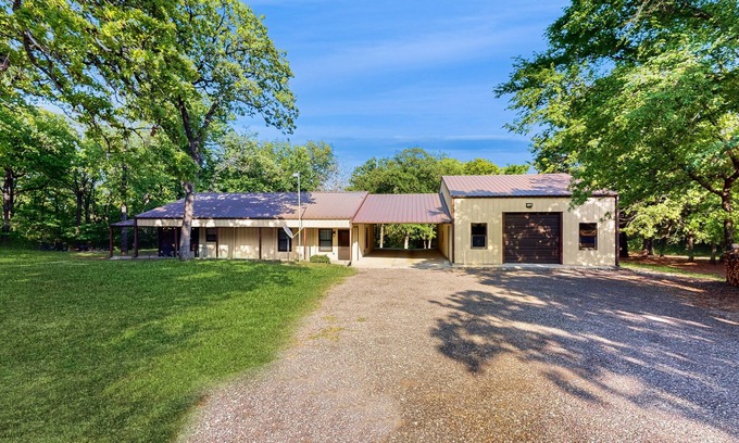 Kingston Casa | Relaxing escape on a large lot with a washer/dryer, sunroom, & firepit