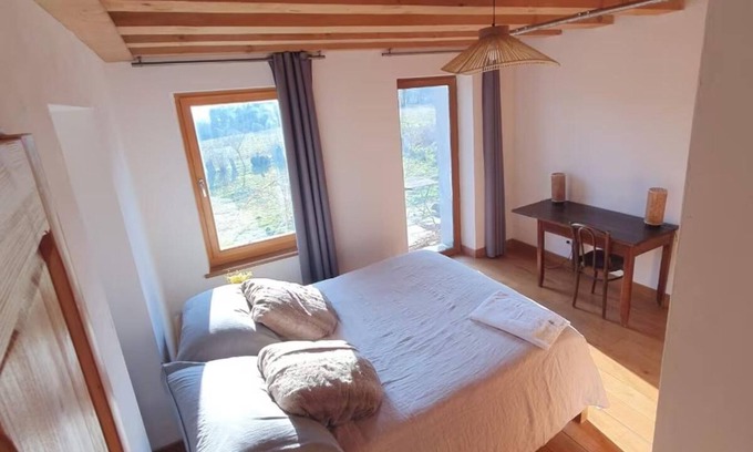 Neydens Cama Y Desayuno | Relaxing escape Spacious room for rent in Neydens, near Geneva