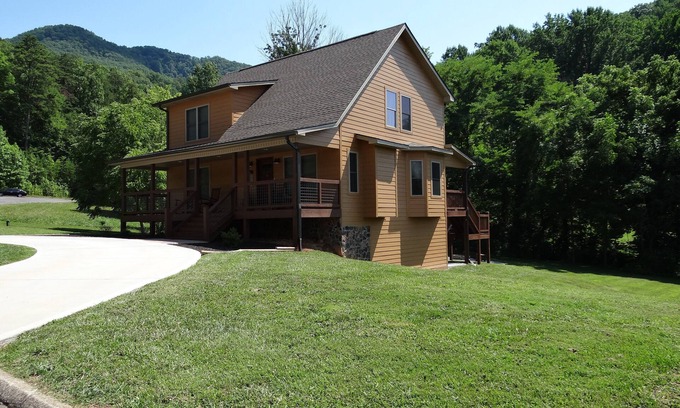 Wears Valley Cabina | Relaxing Family Cabin, Easy Access, Large Yard & Game Rm, Fire Pit, HotTub, WiFi