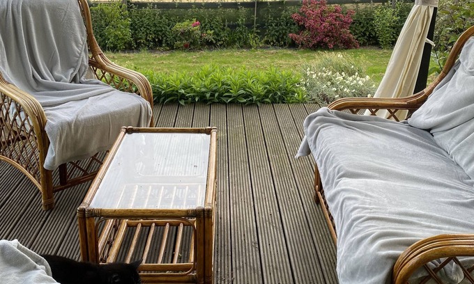 Saint-Cyr-du-Bailleul Apartamento | Relaxing, tranquil studio space within a large garden, huge bed. Good internet