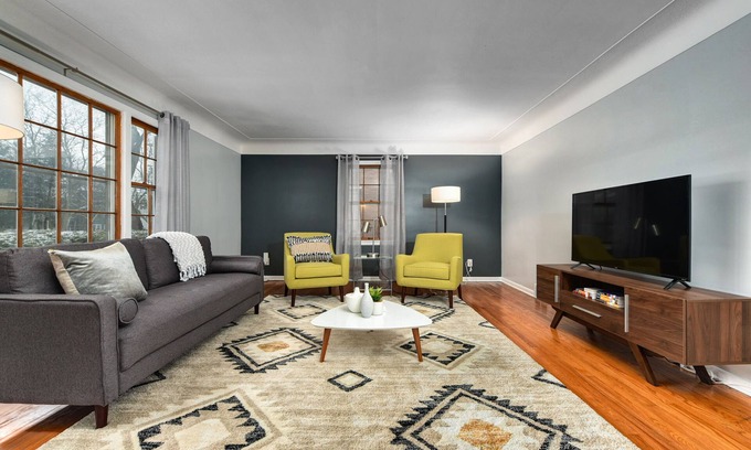 Shaker Heights Apartamento | Relaxing Gem near Cleveland Clinic & Van Aiken District ~ Safe Neighborhood