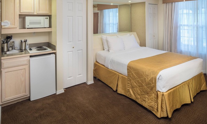 Table Rock Hotel | Relaxing Getaway! 2 Comfortable Units, Pool, Free Parking, Near Titanic Museum