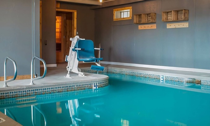 Seaside Gilbert District Hotel | Relaxing Getaway Awaits! Indoor Swimming Pool, Free Parking, Near Columbia Beach