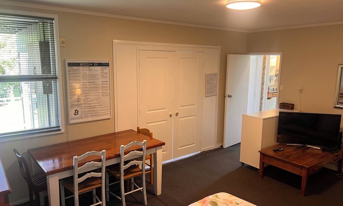 Remuera Apartamento | Relaxing Getaway, Close to Hospital & Amenities - Rabbit Cuddles Included!