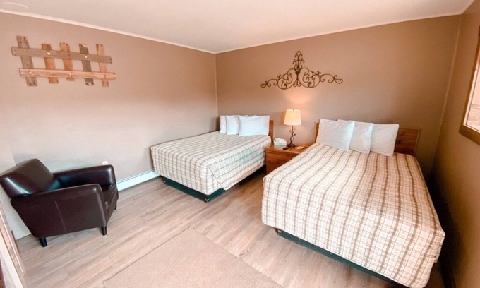 Oak Creek Apartamento | Relaxing Getaway in our Woodsy Deluxe Room at Lodges of Oak Creek!