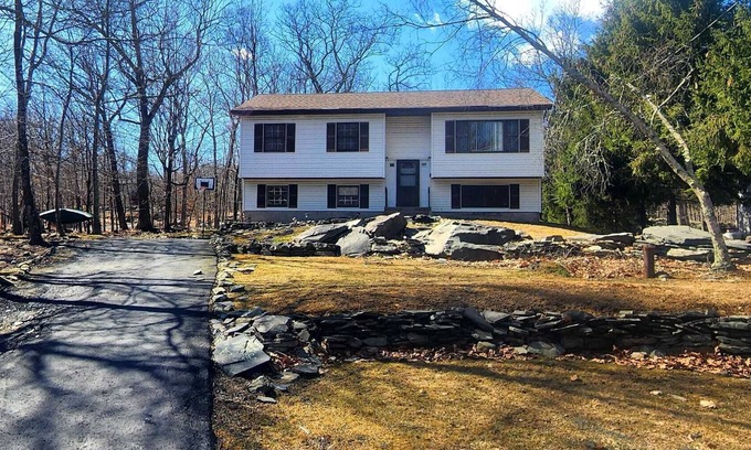 Pocono Mountain Lake Casa | Relaxing getaway in the Poconos, for family and friends.
