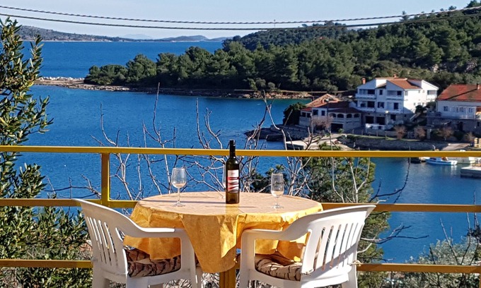 Island Dugi Otok Apartamento | Apartmani Špralja (1) con una hermosa vista al balcón