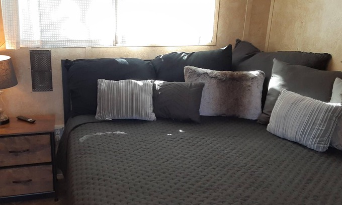 Spring Branch Alquiler De RV | Relaxing Getaway Private Room Queen Bed and AC