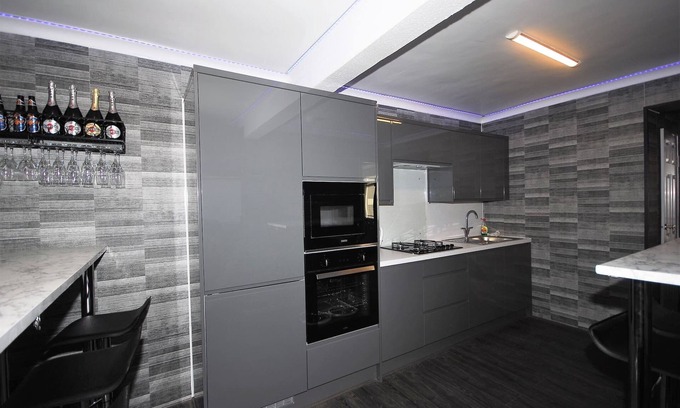 Woodingdean Casa | Relaxing Getaway With Hot Tub & Sauna Sleeps 6