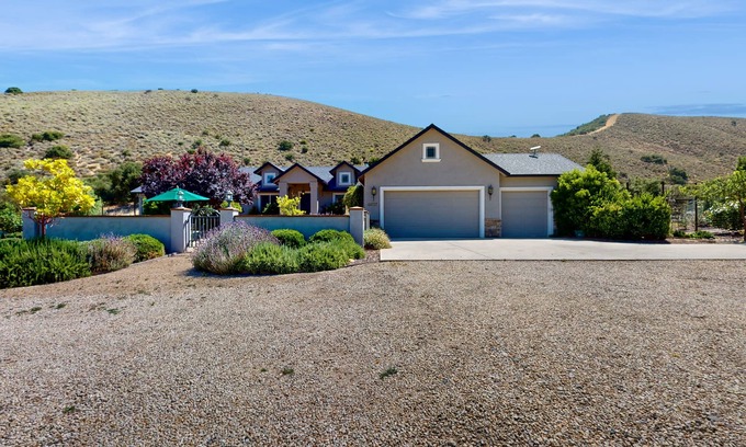 King City Casa | Relaxing getaway with stunning views - private grill, jacuzzi & pool