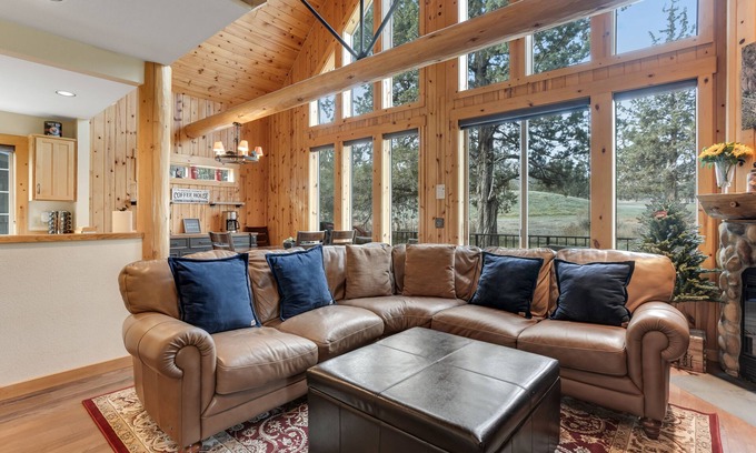 Redmond Chalet De Esquí | Relaxing golf course-front home with private hot tub, firepit, & shared pool