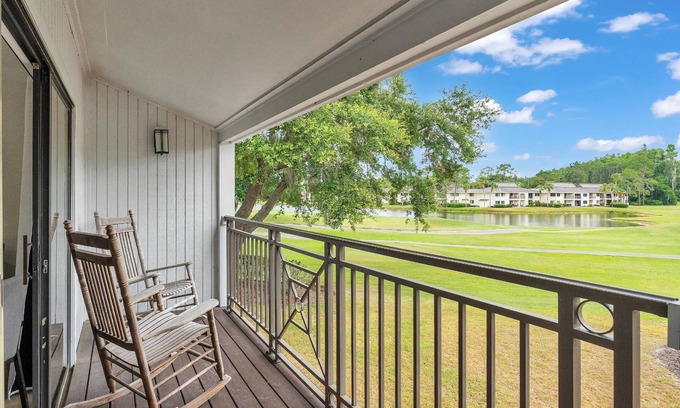 Wesley Chapel Condominio | Relaxing Golf & Tennis Studio w/ Scenic Views, Patio, & Easy Access to Top Attractions – Book Now!