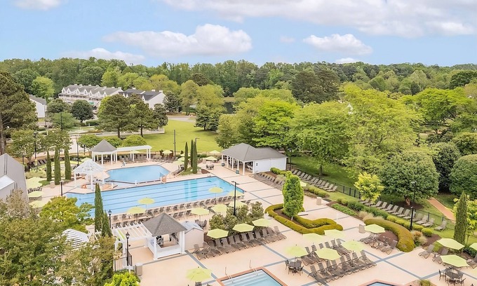 Berkeley Hotel | Relaxing Hideaway! w/ Onsite Swimming Pools, Sports Courts, Free Parking!
