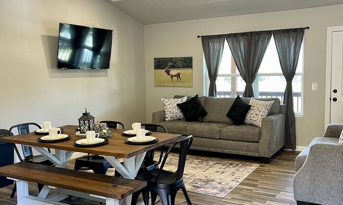 Franklin Casa | Relaxing Hillside Getaway with a Mountain View