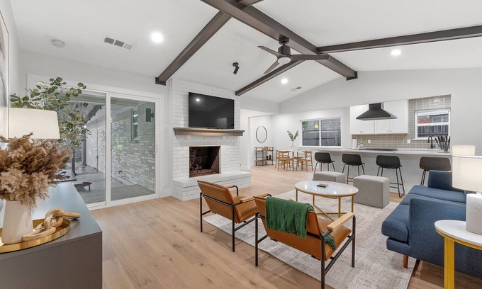 Buckner Terrace - Everglade Park Casa | Relaxing home with heated Pool and Spa & photo wall