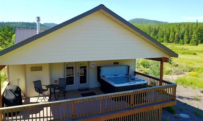 Lazy Acres Casa | Relaxing Hot Tub, Scenic Views, Mins to Yellowstone - Lone Pine Lodge